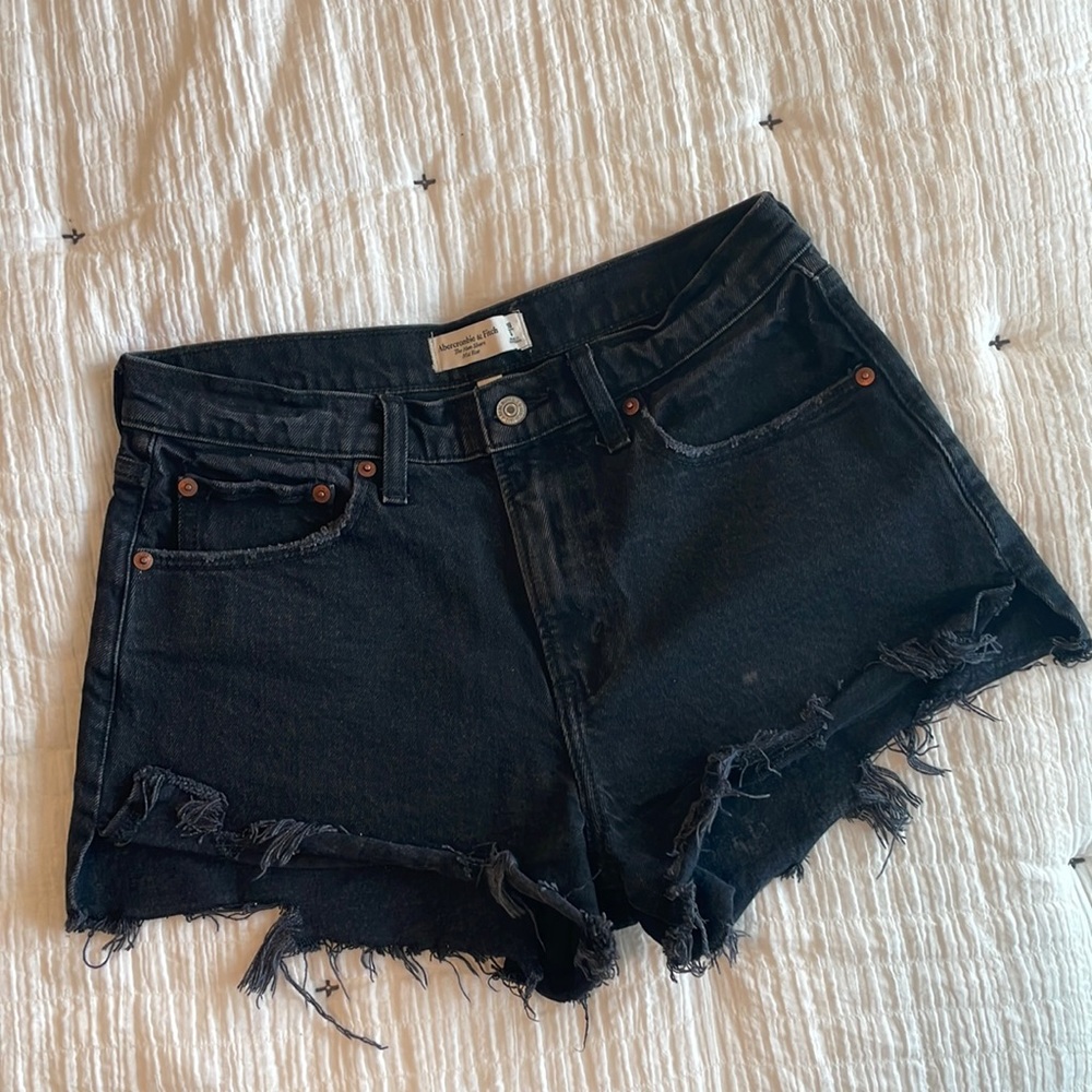 Abercrombie The Mom Short Mid Rise Curve Love Black Distressed